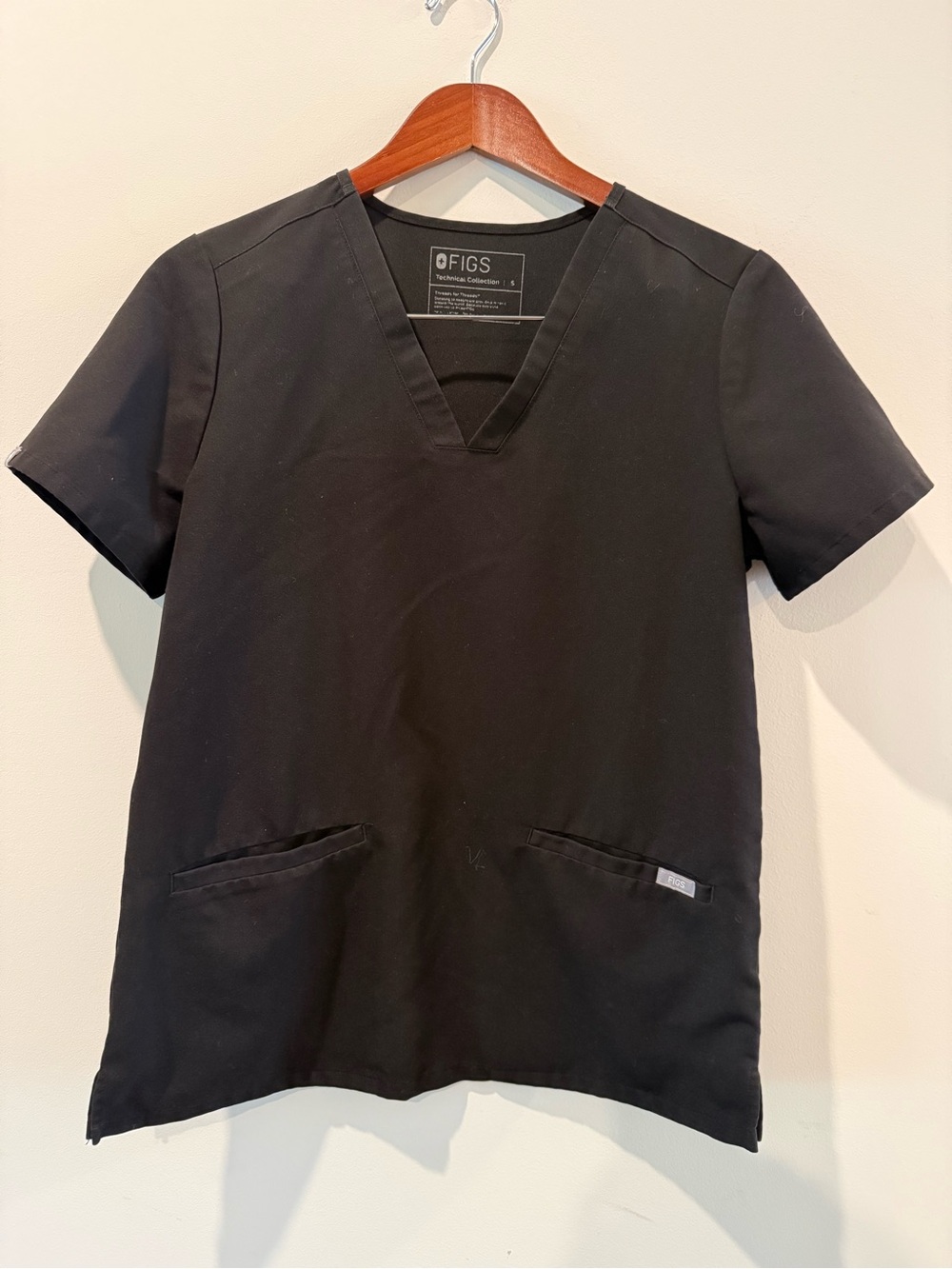 FIGS Men’s V-Neck Scrub Top in Black Size S